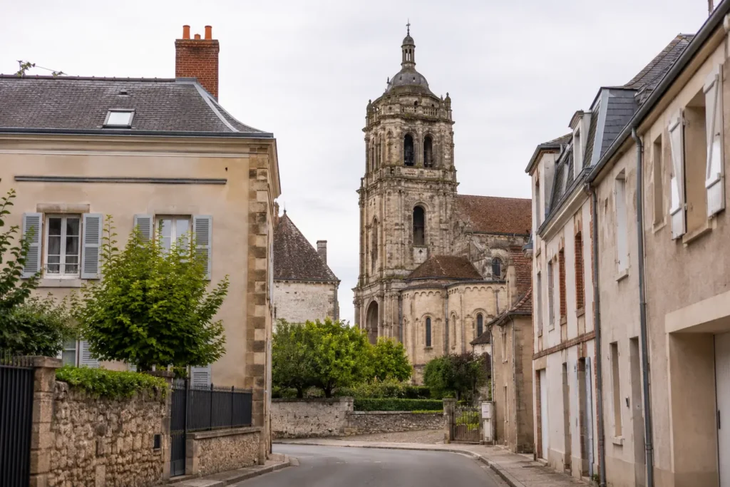 Rue d’un centre ancien dominée par un édifice patrimonial, lieu entièrement fictif.